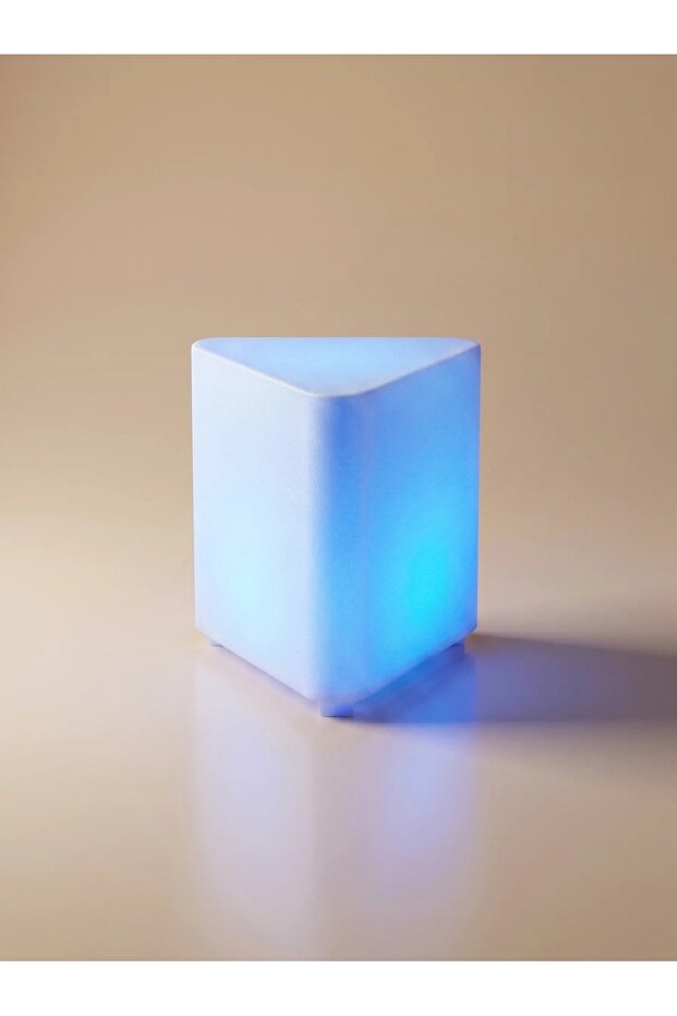 ستاند مثلث مودرن طولي صغير LED للإضاءة الأرضية بتصميم عمودي هندسي للأركان والمساحات الصغيرة
