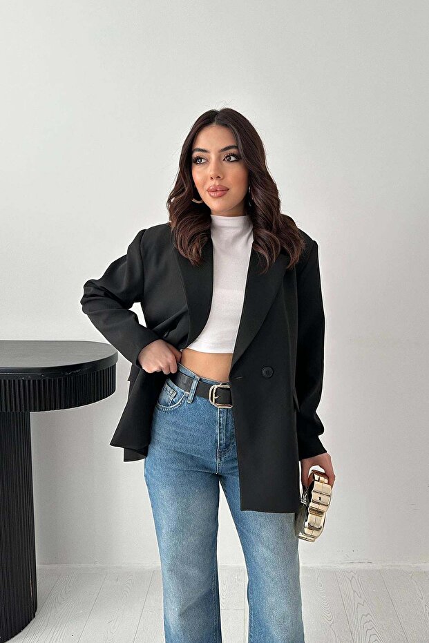 سترة نسائية سوداء بأزرار مزدوجة وياقة كلاسيكية مبطنة وأكمام طويلة