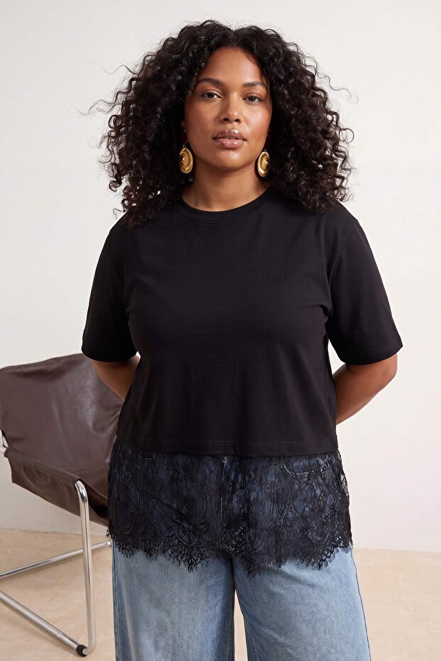 Siyah Etek Ucu Dantel Yumuşak Kumaşlı Örme Büyük Beden T-shirt TBBSS26BF00071