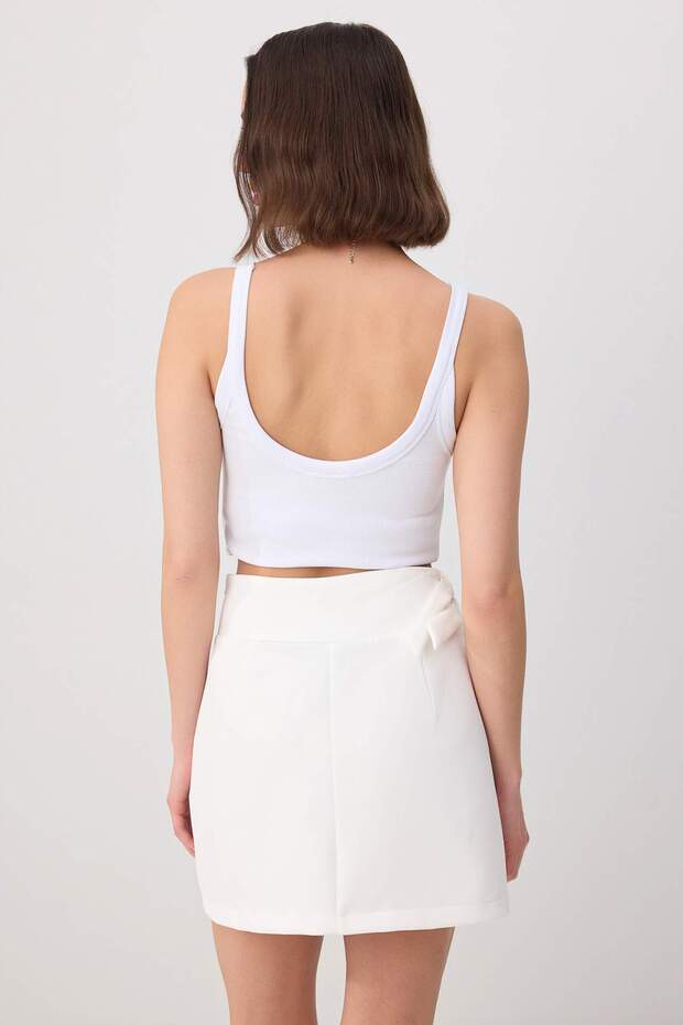 Beyaz Kemer Toka ve Cut Out Detaylı Mini Kısa Etek TWOSS26ET00240 - 4