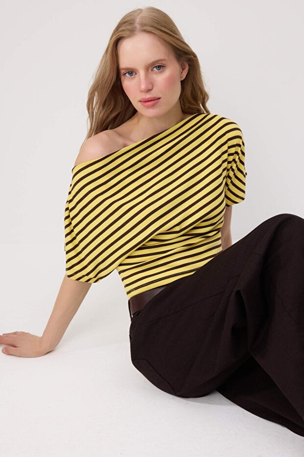 Sarı Regular/Normal Kalıp Asimetrik Yaka Büzgülü Crop/Kısa Fitilli Esnek Örme Bluz TWOSS26BZ00376 - 2