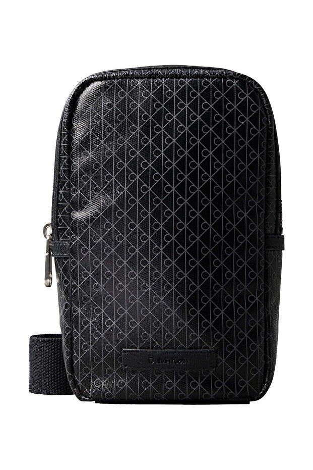 حقيبة ساعي البريد للرجال باللون الأسود EMBLEM AOP COATED SQUARE SLING