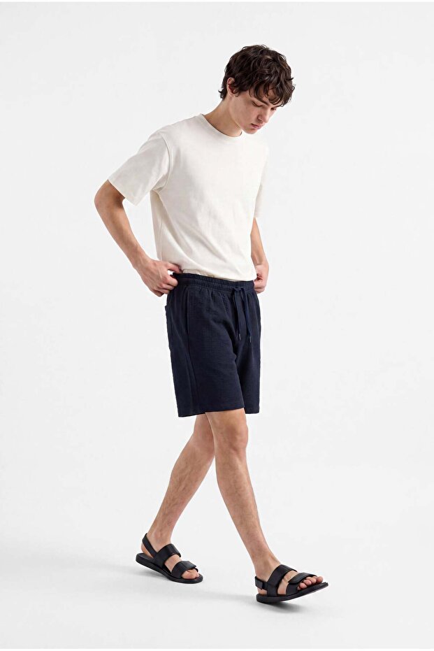 شورت رجالي ذو نسيج مميز مع رباط عند الخصر