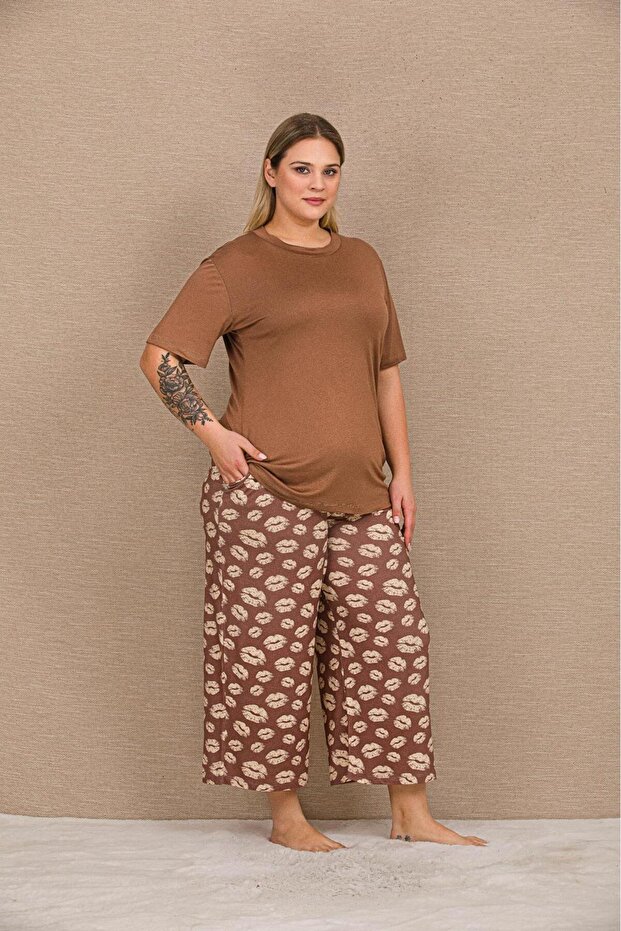 Short Sleeve Plus Size Women's Pajama Set with Capri Pants