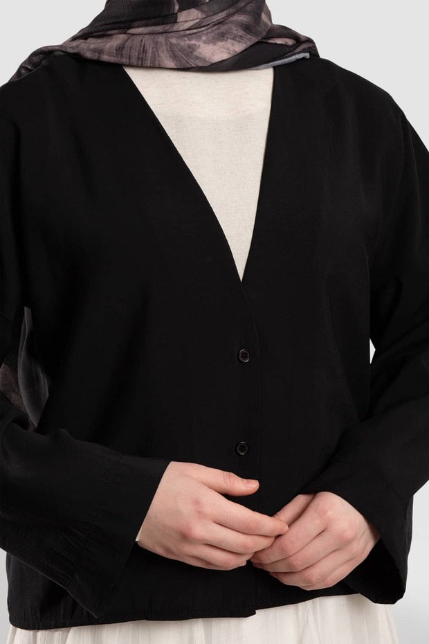 سترة ناعمة بأزرار من المودال باللون الأسود