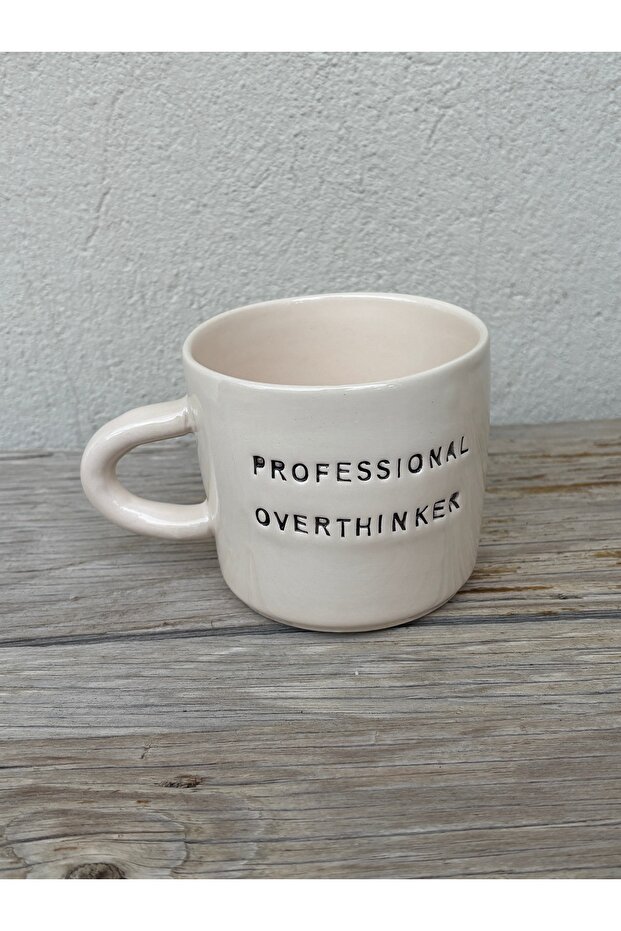 كوب مطبوع عليه عبارة Professional Overthinker