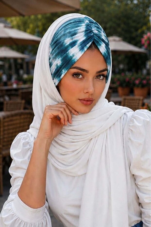 شال جاهز بنمط باتيك بترولي أبيض مائل للصفرة