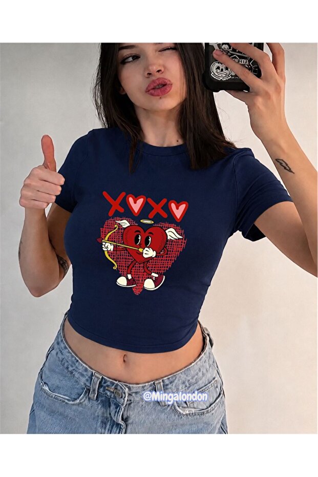 حزام ملون باللون الأزرق الداكن مطبوع عليه قلب XOXO بطول قصير
