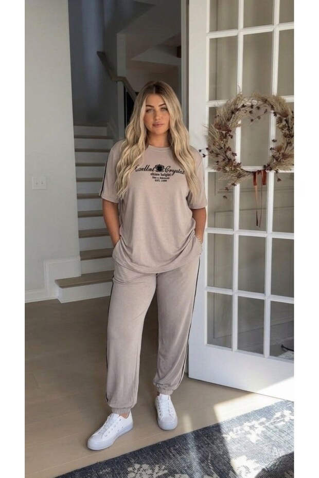 طقم بدلة رياضية نسائية مقاس كبير بأكمام قصيرة وطباعة بارزة وخطوط جانبية 8269-26