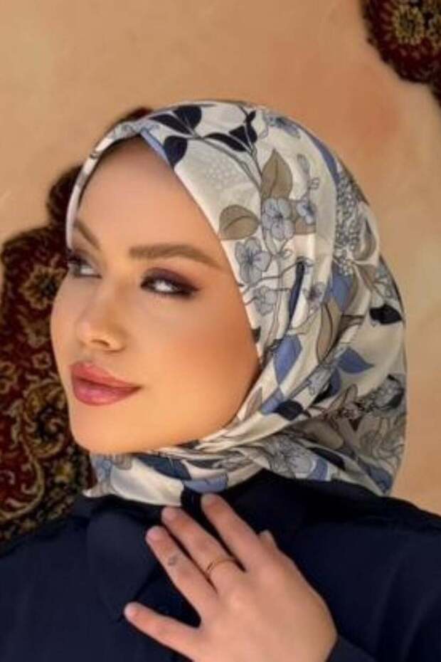 وشاح بلومينج باللون الأزرق الداكن