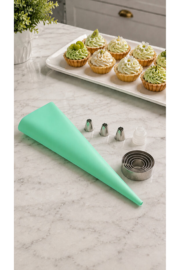10-Piece Cream Bag Set - with Cookie Cutter Gift - 3 Pcs Piping Tips, Cream Bag, 5-Piece Cookie Cutter, Piping Apparatus