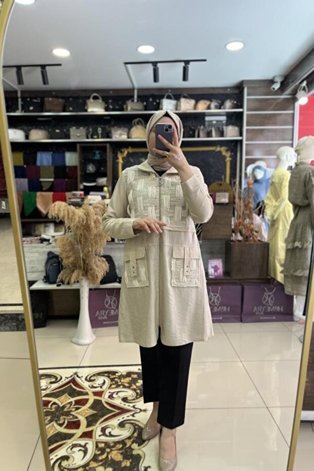 سترة بتفاصيل أمامية