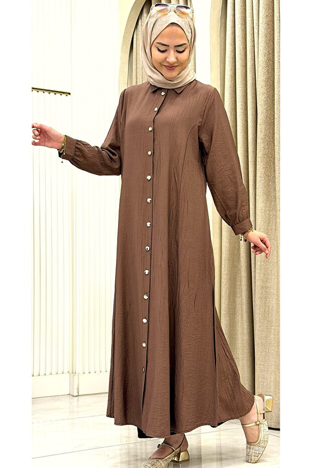 Giyık Is a Hijab-Style Full-Length Buttoned Outerwear Made of Strawberry Fabric.