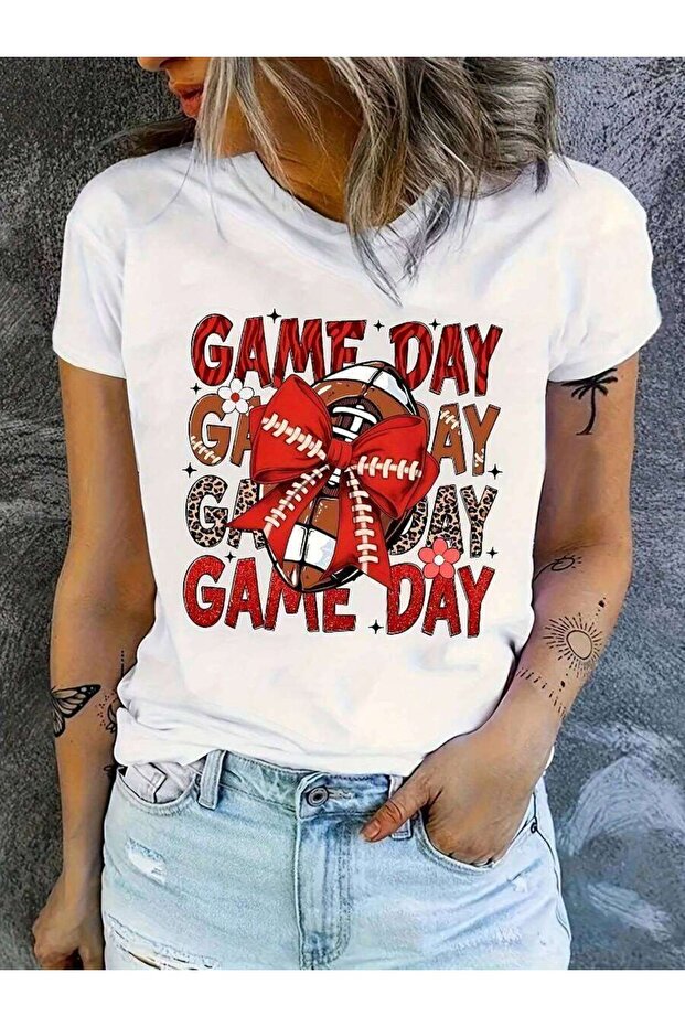 تي شيرت نسائي فضفاض بمقاس كبير - تصميم بسيط مع طباعة 'GAME DAY' بارزة وتصميم فيونكة، ياقة دائرية ناعمة، قماش مرن قليلاً