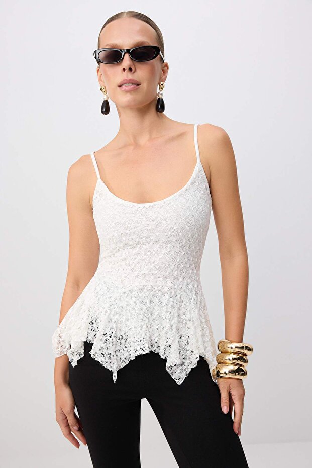 Beyaz Asimetrik Detaylı Dantel Örme Party Bluz TPRSS26BZ00104