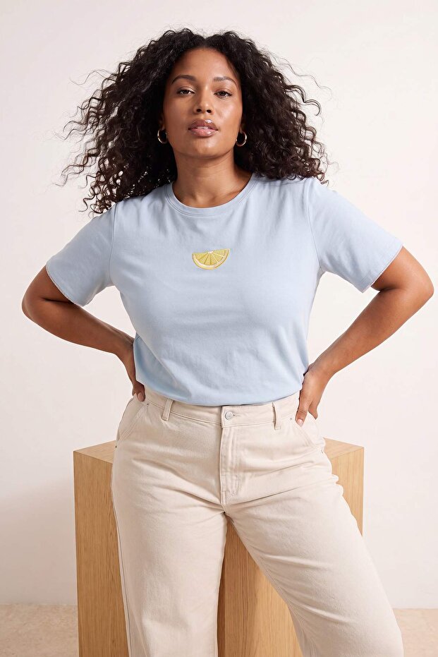 Mavi Limon Nakışlı Kol ve Etek Ucu Detaylı Vücuda Oturan Örme Büyük Beden T-shirt TBBSS26BF00053 - 3