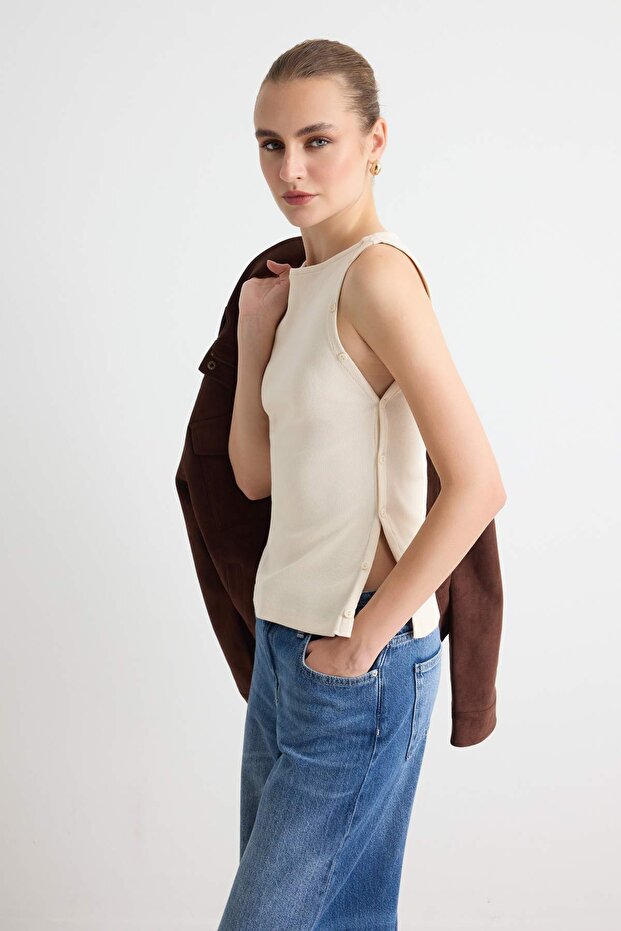 Taş Düz Fitted/Vücuda Oturan Kayık Yaka Kolsuz Düğme Detaylı Kaşkorse Örme Bluz TWOAW27BZ00112