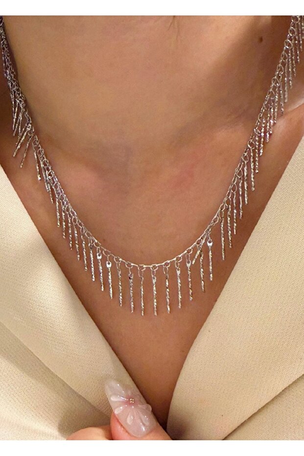 قلادة فضية لامعة ذات حواف متوهجة