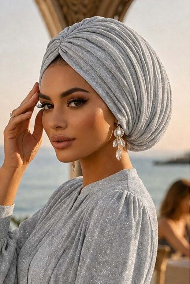 قبعة فضية لامعة بطبقة مزدوجة وتصميم فضفاض