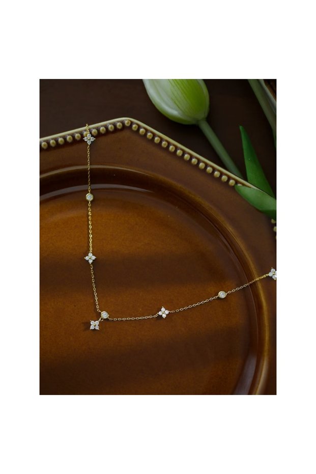 Gold-color Chic Zircon Four-Leaf Clover Necklace for Women, a Minimalist Luxury Collarbone Chain.
