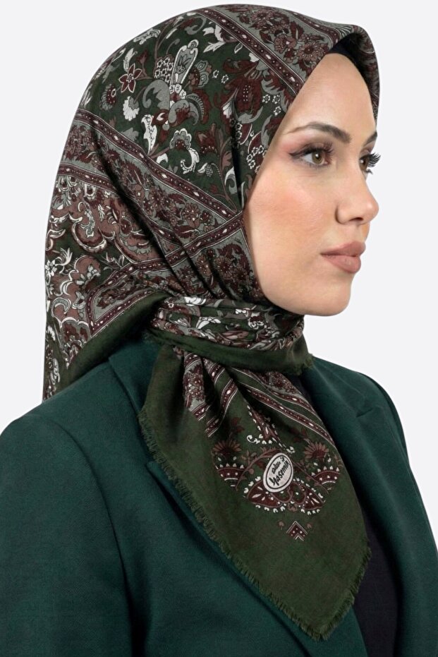وشاح نسائي أخضر مزين بنقوش زهور عرقية