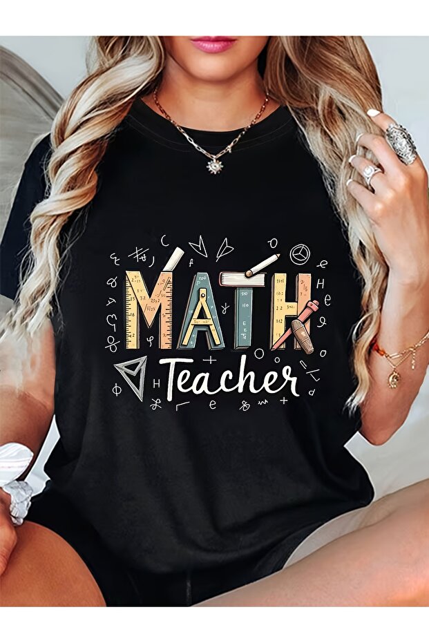 تي شيرت نسائي برقبة دائرية مطبوع عليه Math Teacher Ruler And Protractor | ملابس كاجوال، قابلة للتمدد قليلاً، بنمط هندسي، مقاس عادي، أكمام قصيرة