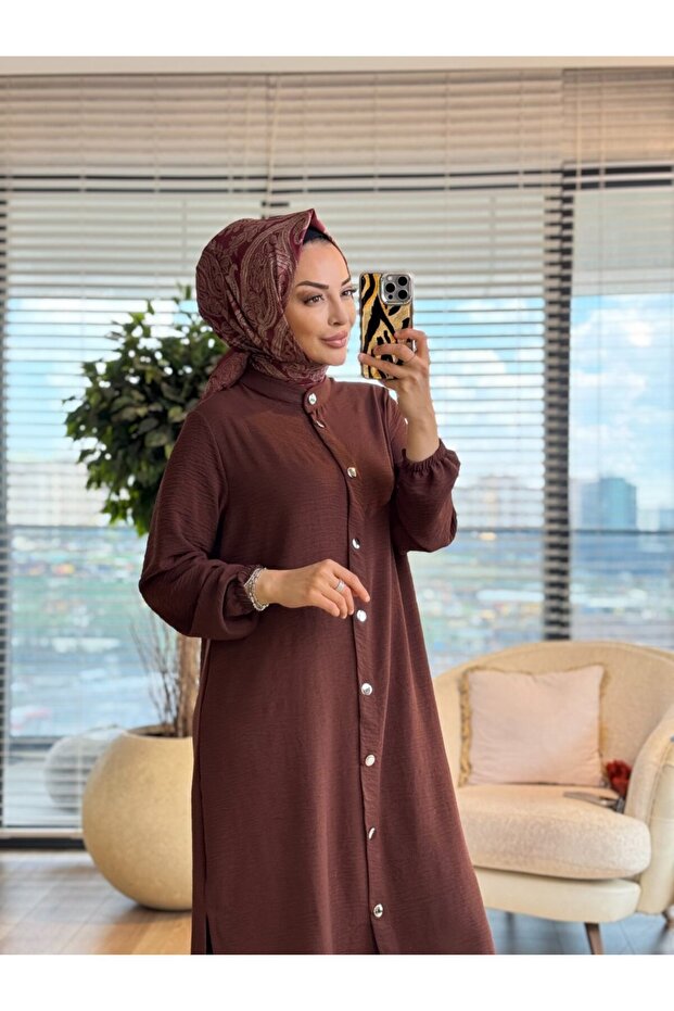 26640 طقم تونيك طويل بأزرار معدنية أمامية باللون البني