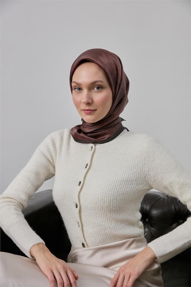 وشاح لامع من مزيج البوليستر باللون الأحمر البني بنمط عرقي وملمس لامع 90x90