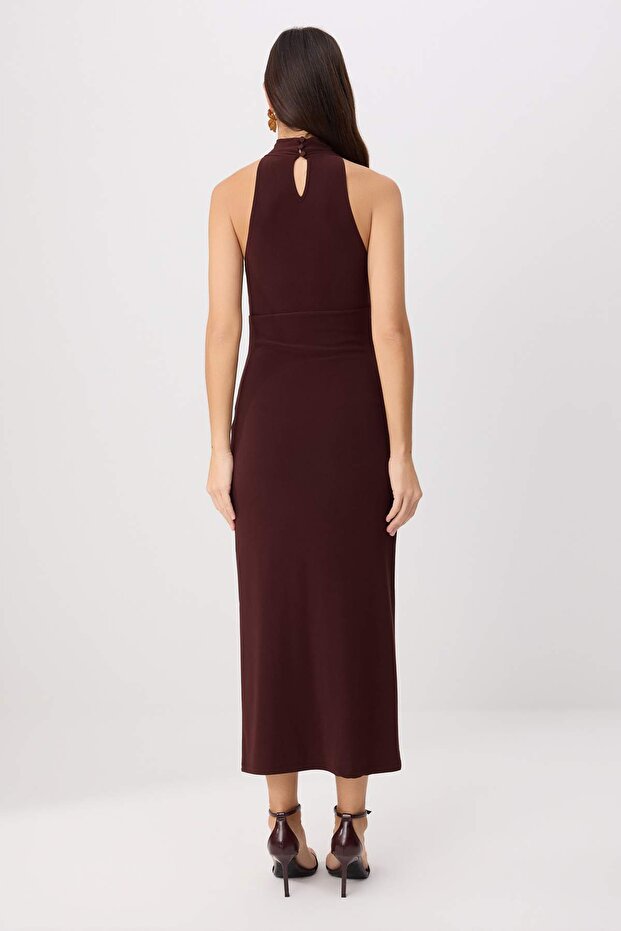 Kahverengi Bodycon Halter Yaka Kolsuz Aksesuar Detaylı Midi Esnek Örme Elbise TWOSS26EL00267 - 4