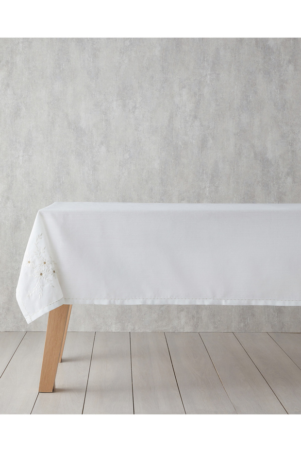 Adelina Tablecloth 150X200 cm White-Gold