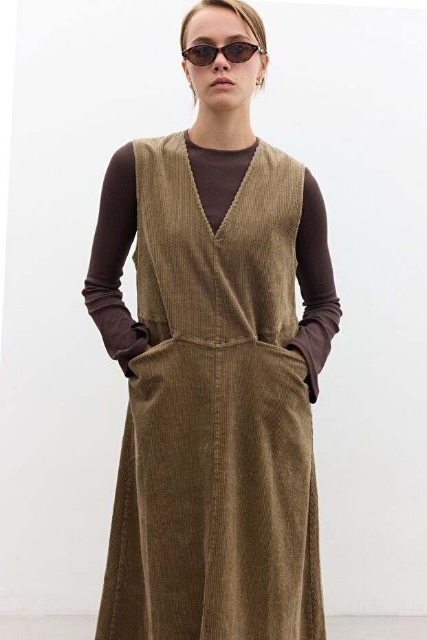 Gesticktes Samtkleid in Kamelbraun - 2