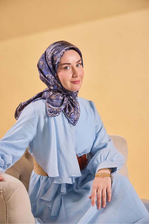 وشاح حريري من التويل بنمط رويال باللون الأزرق الداكن 90x90