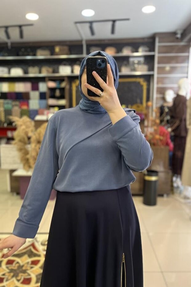 تونيك مزين ببروش على شكل فراشة