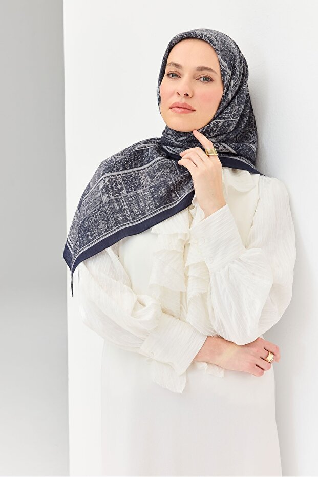 وشاح فيلورا بنمط عرقي باللون الأزرق الداكن 90x90