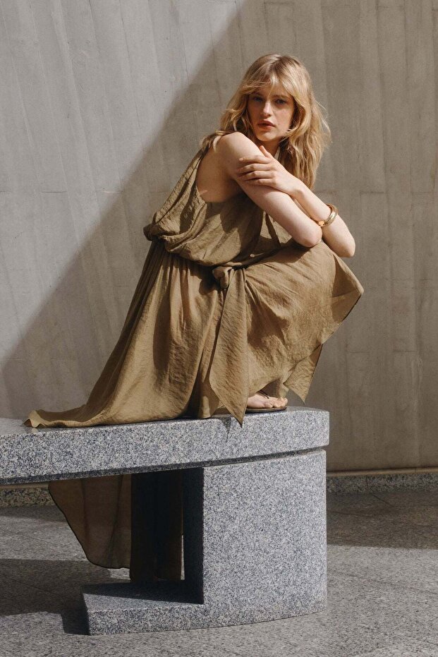 Voluminous tie-detail dress