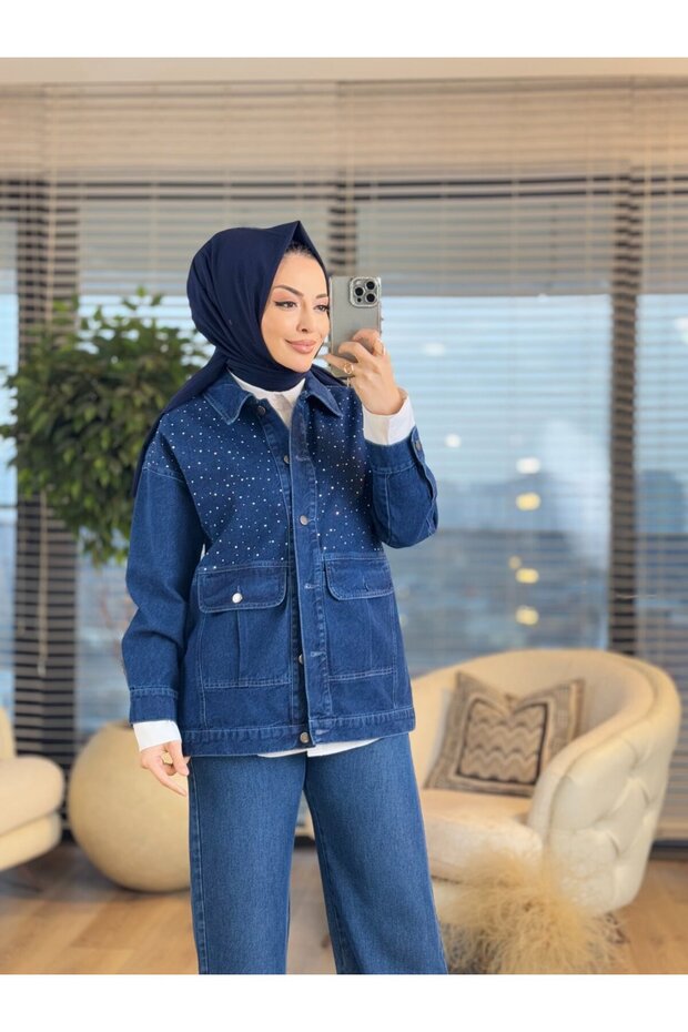 7272 سترة جينز مزينة بالأحجار والجيوب من الأمام باللون الأزرق الداكن