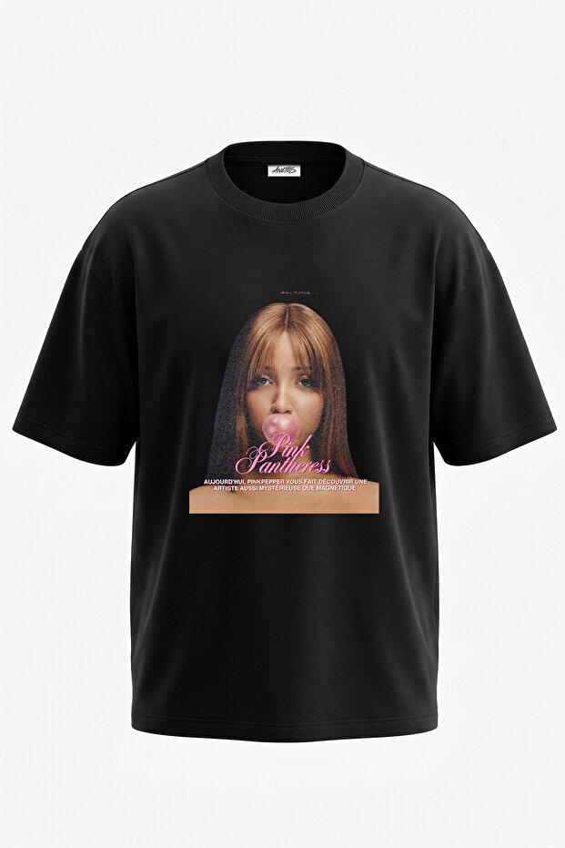 تي شيرت أسود كبير الحجم مطبوع بتصميم PinkPantheress_2