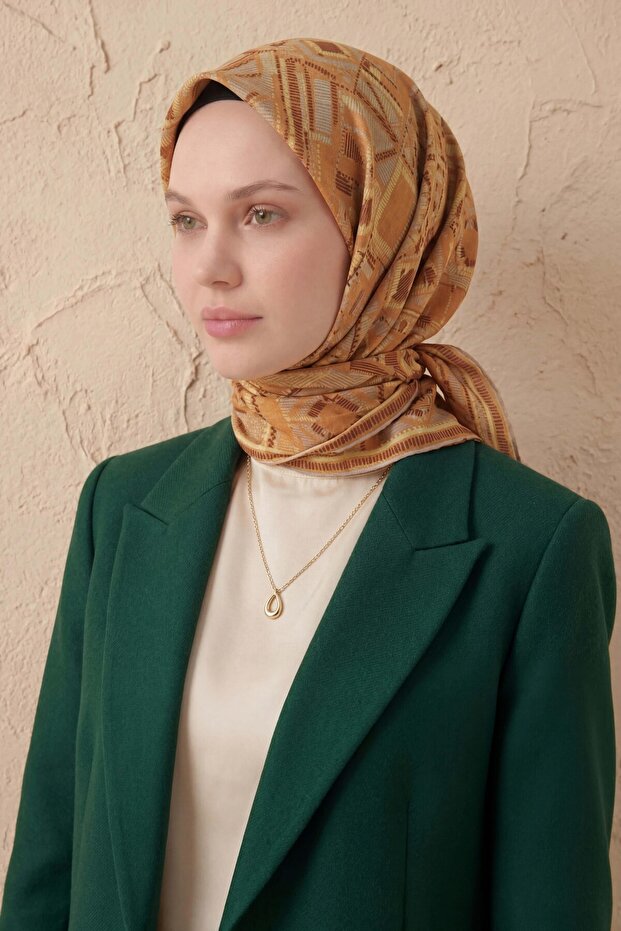 وشاح ناعم بنمط هندسي برتقالي فاتح 90x90