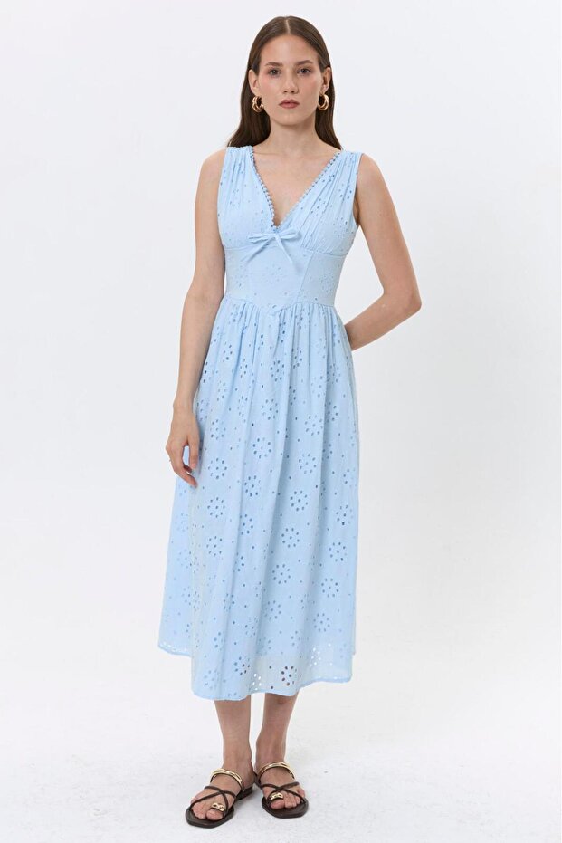 فستان مطرز بفتحة رقبة على شكل V عميقة