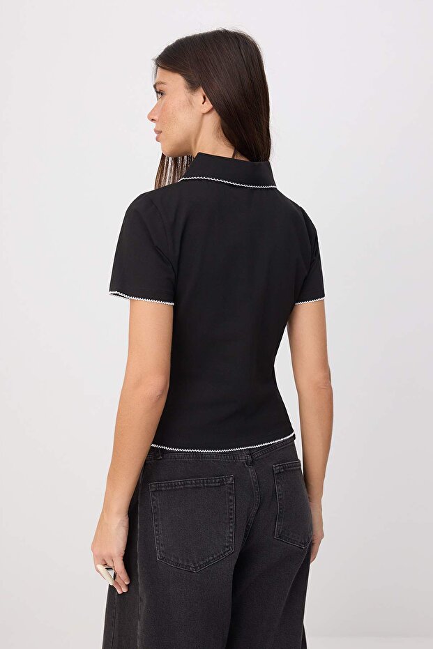 Siyah Fitted Polo Yaka Dikiş Detaylı Kısa Kol Pamuklu Esnek Örme T-Shirt TWOSS26TS00245 - 4