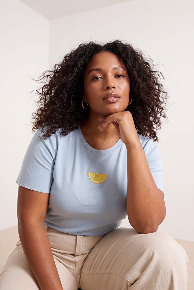 Mavi Limon Nakışlı Kol ve Etek Ucu Detaylı Vücuda Oturan Örme Büyük Beden T-shirt TBBSS26BF00053 - 1