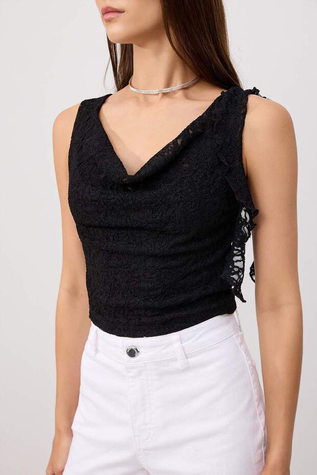 Siyah Fitted/Vücuda Oturan Degaje Yaka Kolsuz Volanlı/Fırfırlı Dantel Örme Bluz TWOSS26BZ00989 - 3