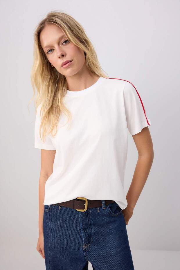 Ekru Regular/Normal Kalıp Biye Detaylı Kısa Kol %100 Pamuk Örme T-shirt TWOSS26TS00322 - 2