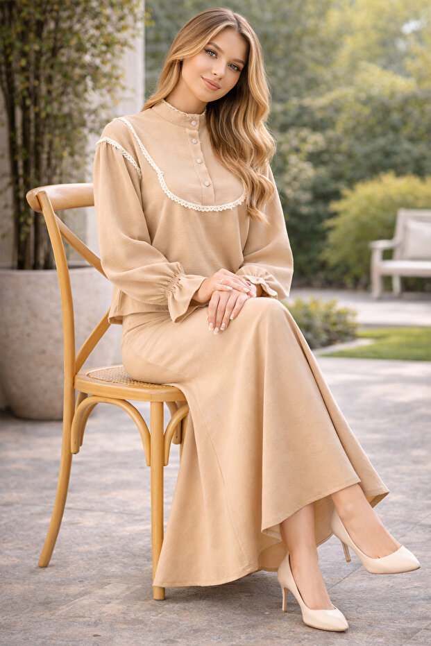 2078 Double Set with Knit Detail on the Collar Beige