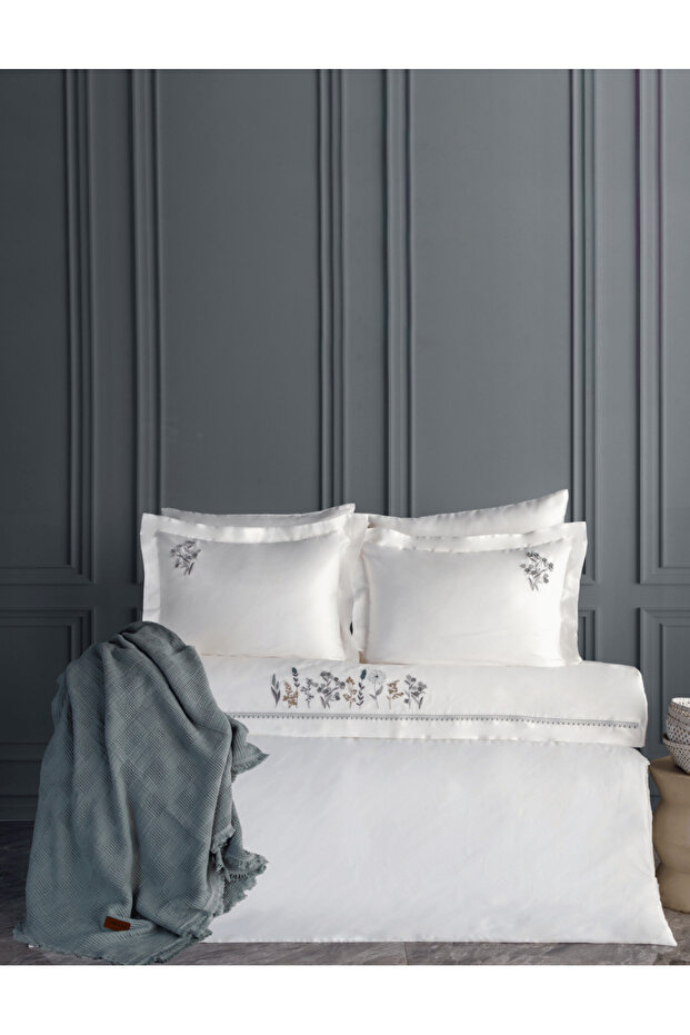Veria Embroidered Cotton Satin Handmade Duvet Cover Set & Pique Set - Mint