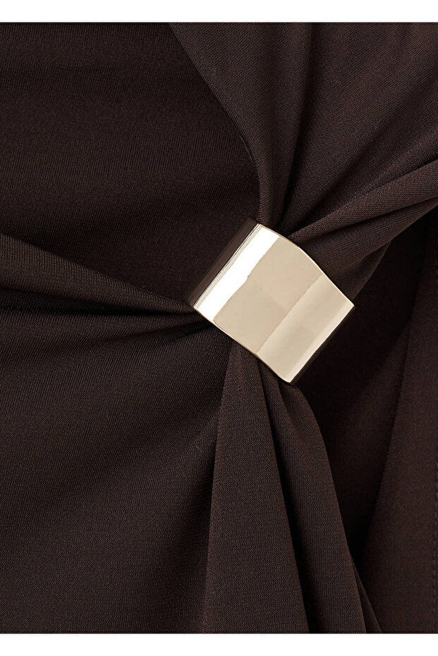 Asimetrik yaka metal detaylı elbise - 7