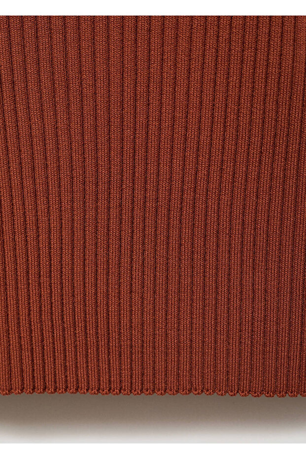 Pullover aus Gummistrick mit V-Ausschnitt - 5