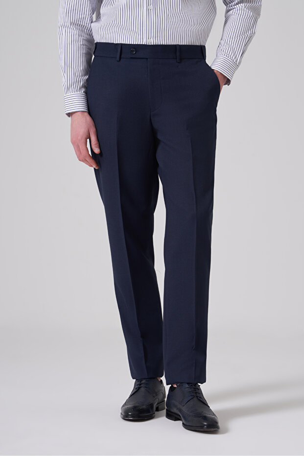 بنطلون رجالي باللون الأزرق الداكن ذو تصميم بسيط وقصة ديناميكية