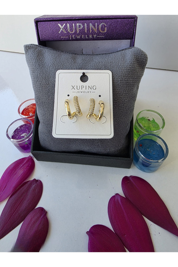 Two Earrings Look Like One Earring