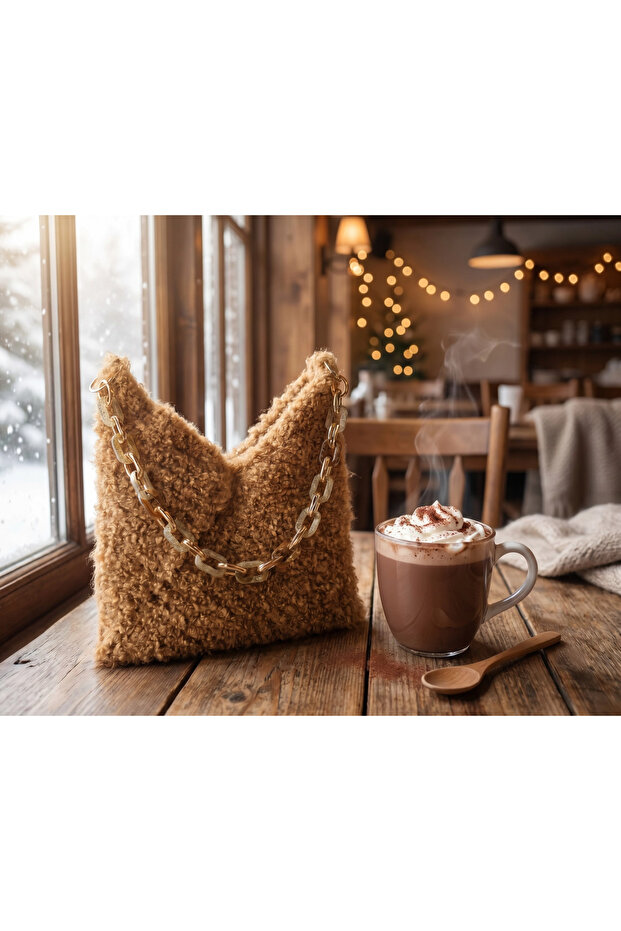 The Meeting of Elegance and Handicraft: Curly Knit Handbag